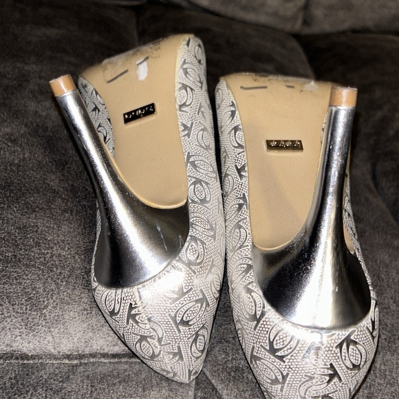 🌻 Gorgeous Silver Pumps 🛍️ bebe 💕 Festive 🛍️ Size 8 - Picture 11 of 12